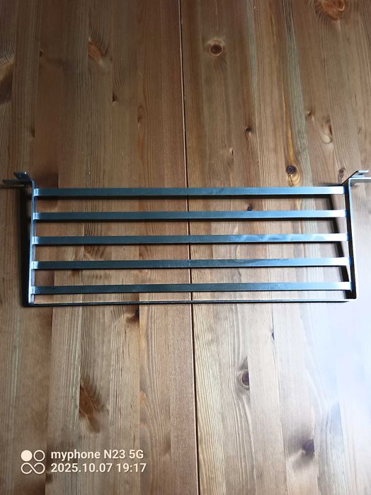 Półka łazienkowa na ręczniki