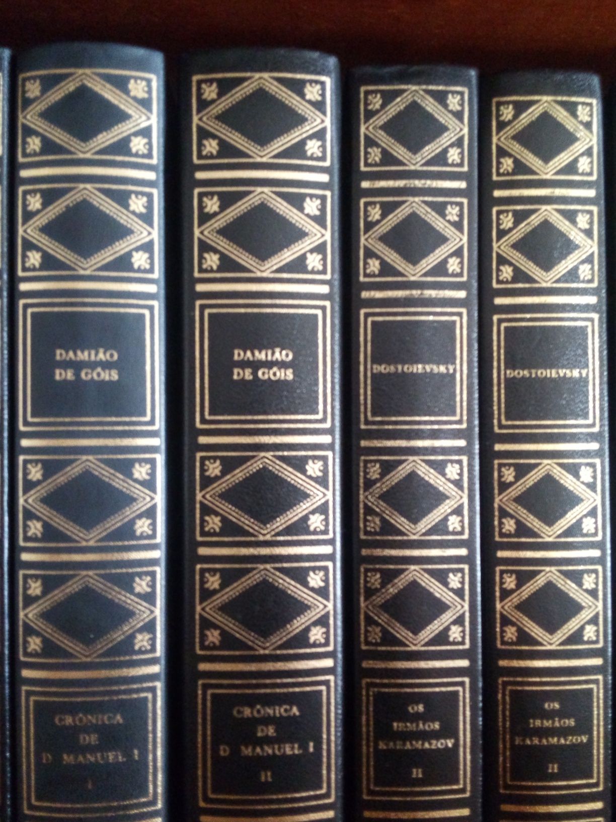 Livros capa rígida preto e dourado " Clássicos Literatura Mundial"
