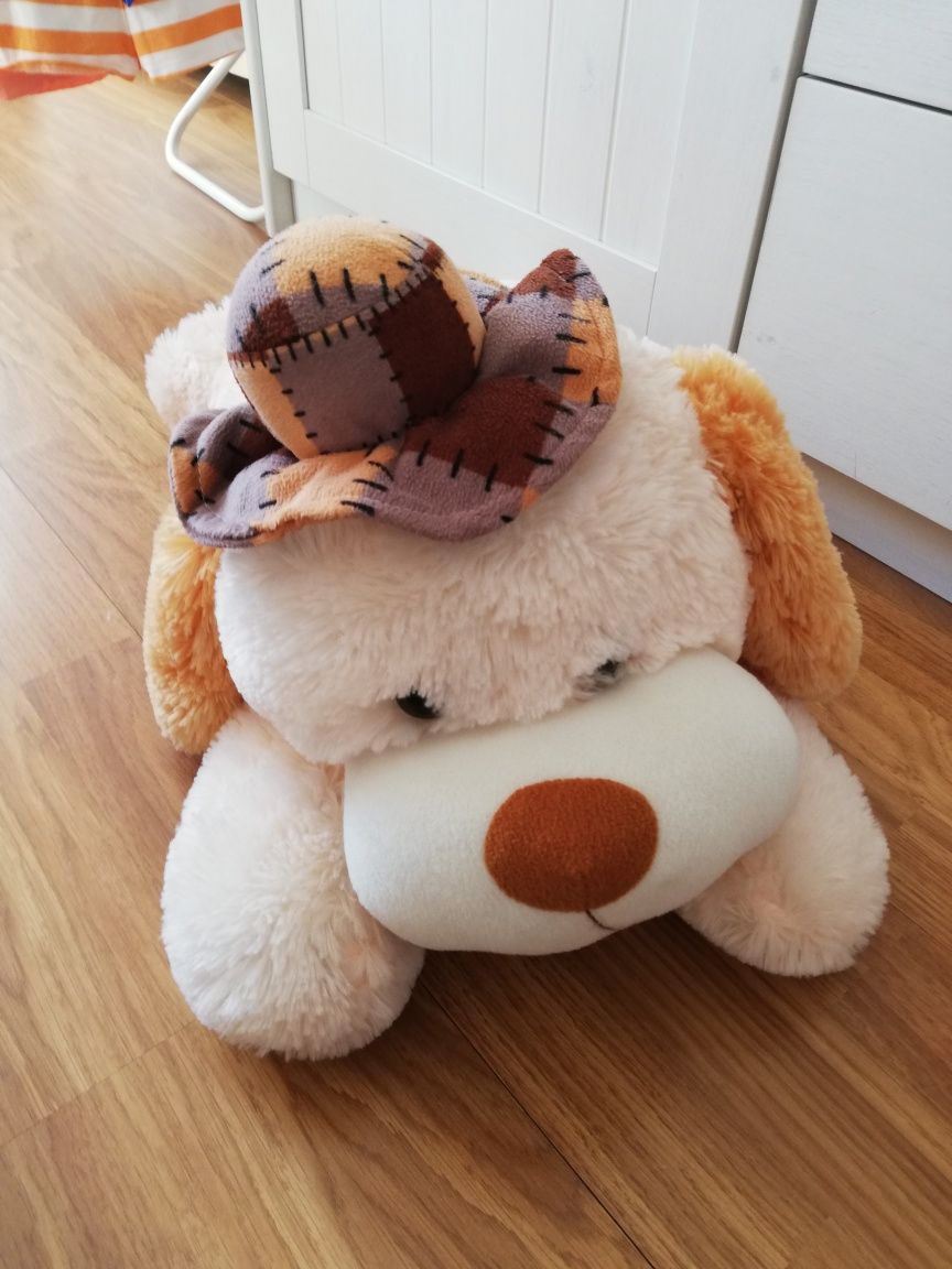 Peluche cão deitado com chapéu