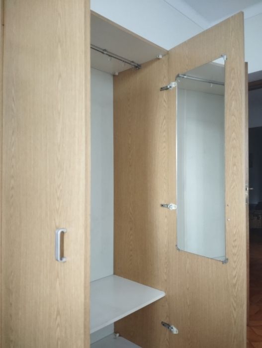 Mobília de madeira clara