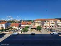 Apartamento T2, mobilado, num 3º andar com varanda, no centro de Maced
