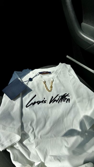 футболка в стилі louis vuitton