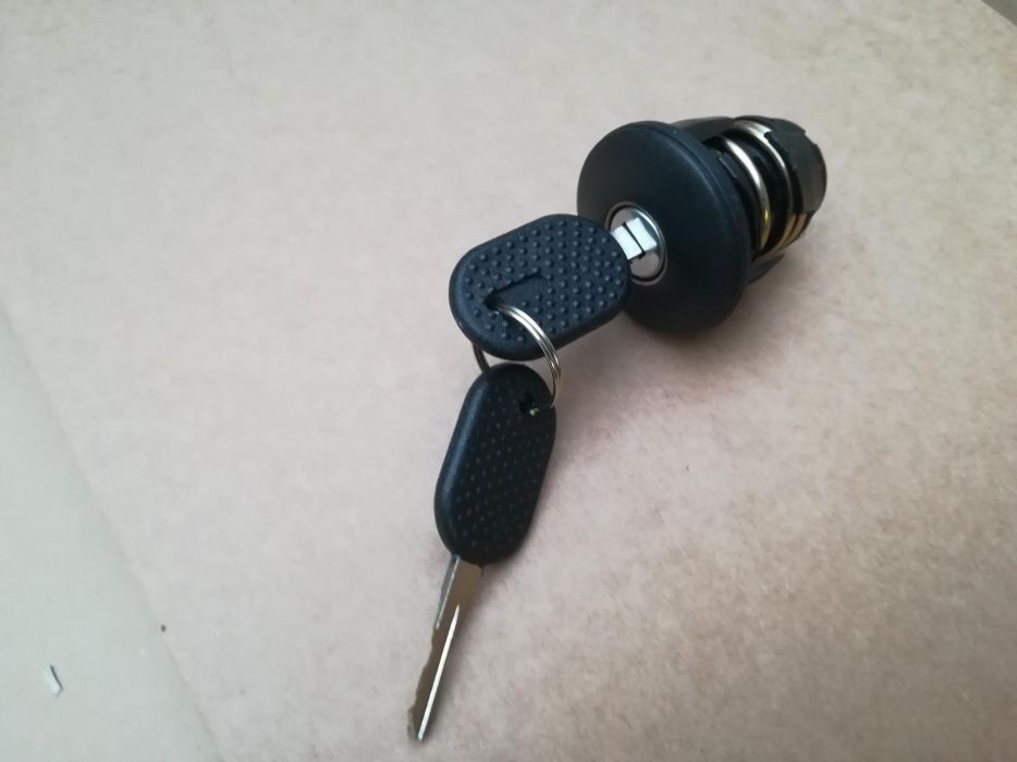 Fiat 126p korek wlewu paliwa nowy do wersji EL Elegant