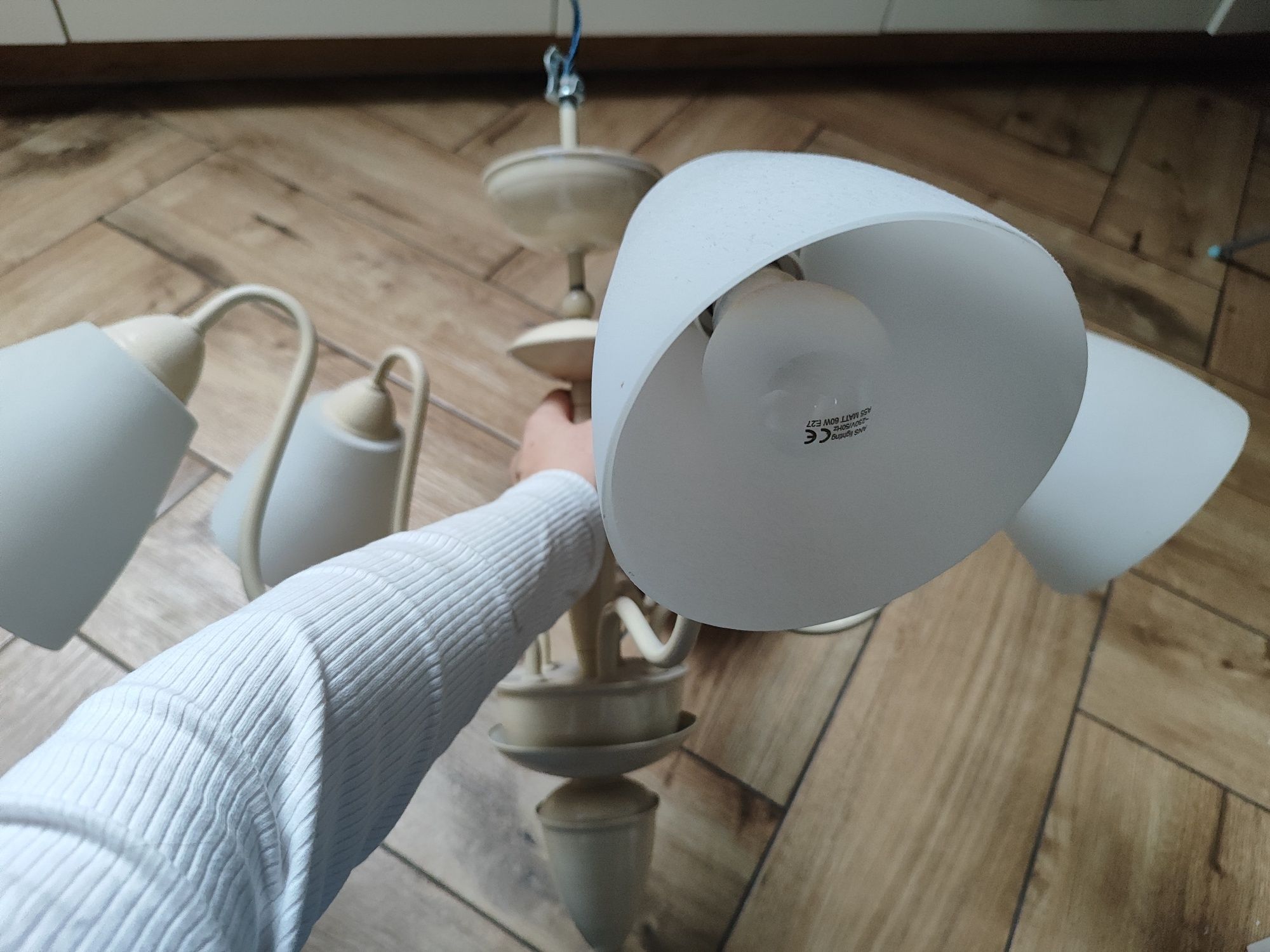 Lampa sufitowa vintage klasyczna beżowa białe klosze