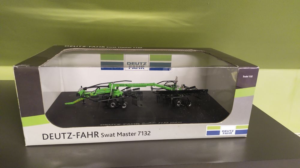 Universal Hobbies Zgrabiarka Deutz fahr jak siku britains 1 32