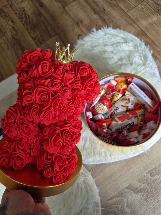 Prezent Miś z pudełkiem słodyczy