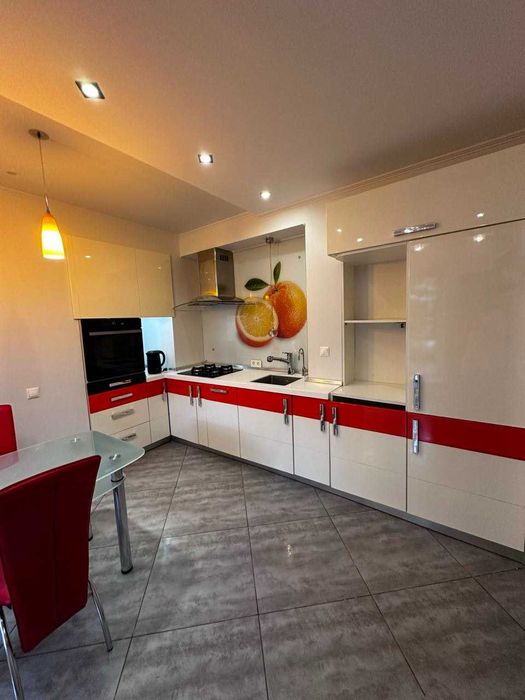 Сдам длительно 3-комнатную квартиру в центре!