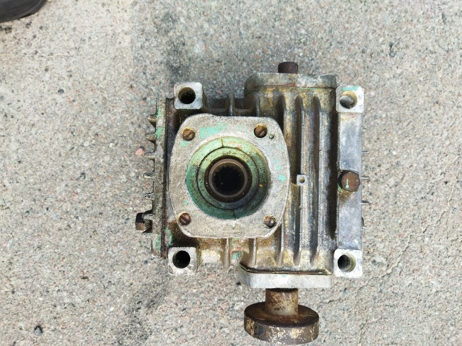 Продам редуктор червячний 1:40