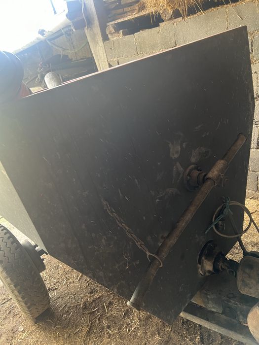 Reboque transportador de uvas com bomba de elevação