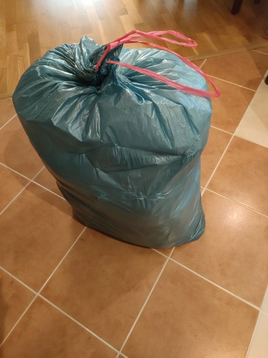 Worek ubrań, spodnie narciarskie, kurtka zimowa