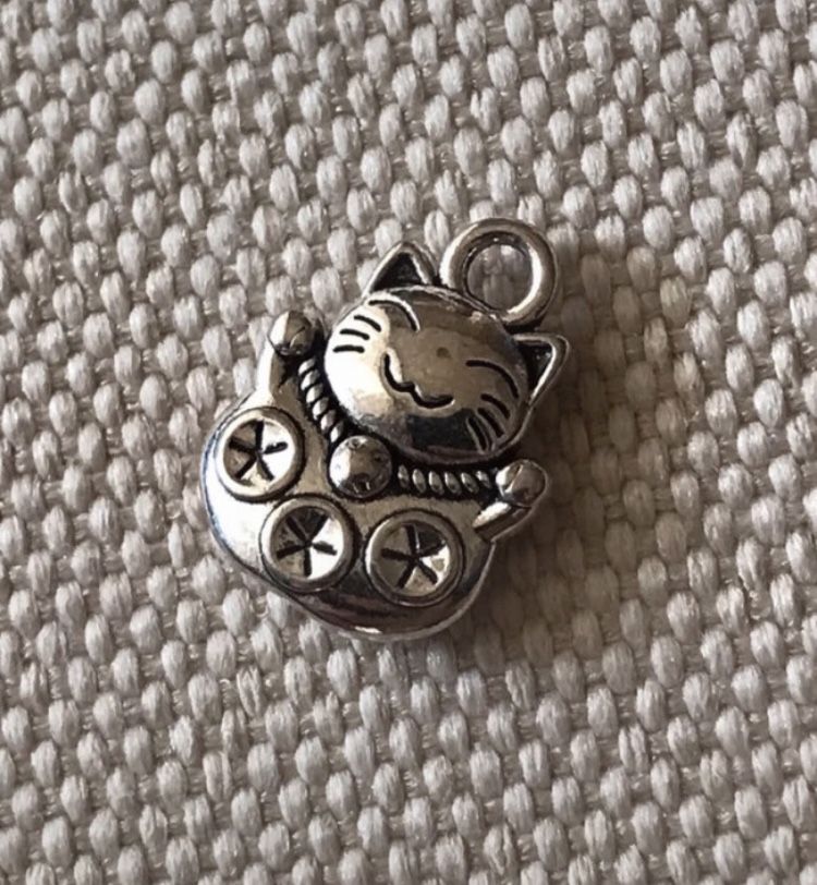 Maneki Neko kot szczęścia japoński srebrna metalowa zawieszka nowa