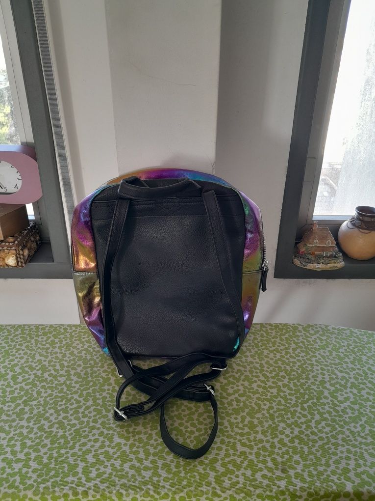 Vendo Mochila de Senhora muito bonita como nova