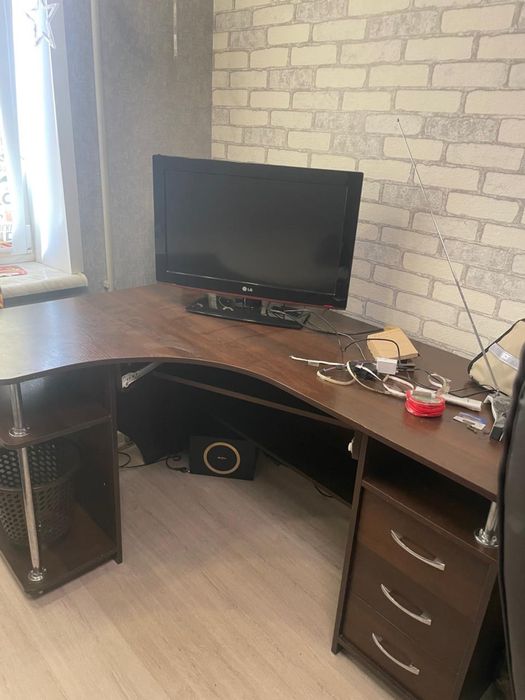 Компʼютерний стіл