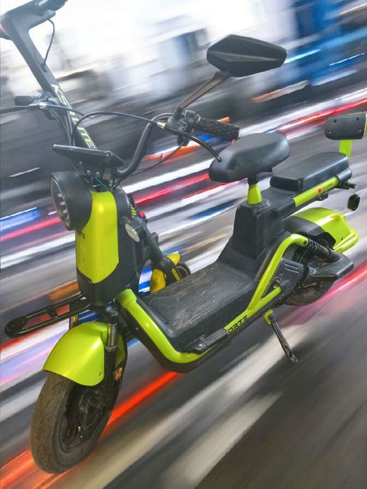 Електроскутер на повному ходу