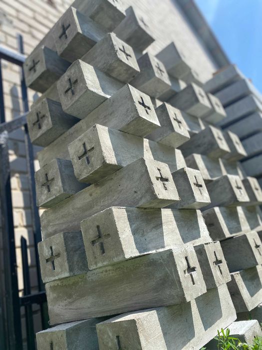 słupek geodezyjny/granicznik/Kamienie graniczne, zawibrowane.