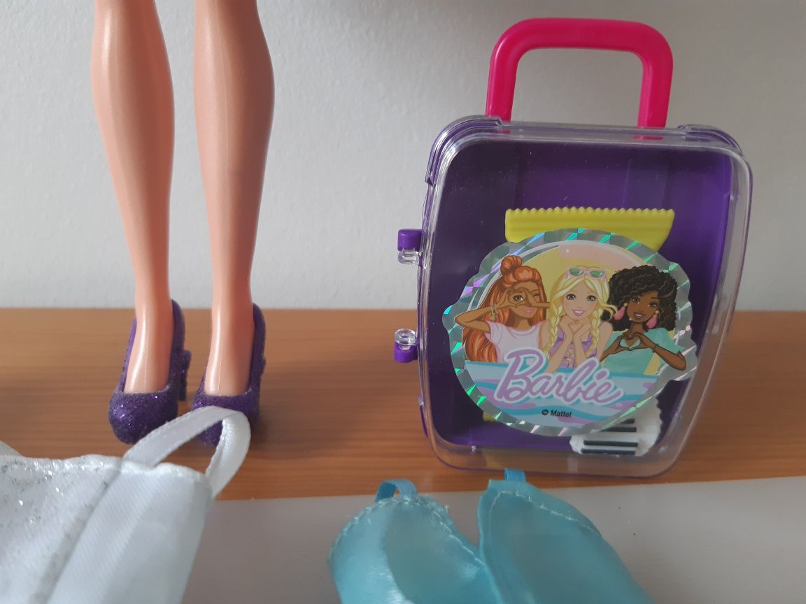 BARBIE w peruce, z walizką i stroje balowe.