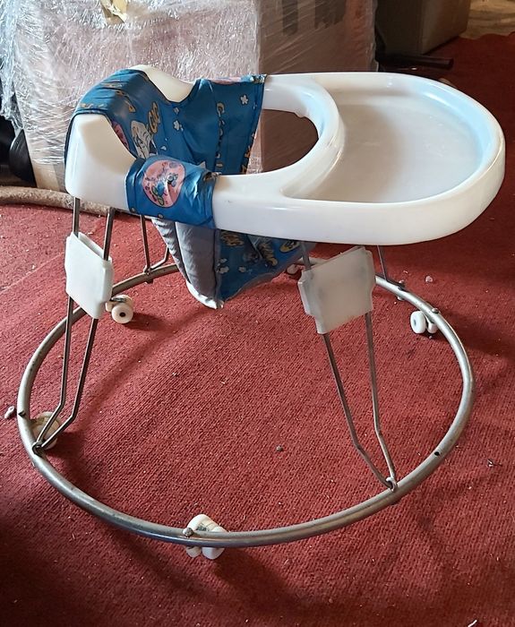 Chodzik ze stolikiem, na kółkach, krzeselko do karmienia