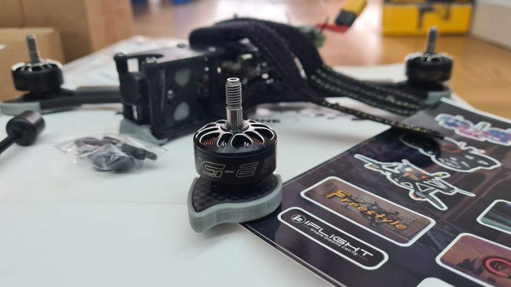 Dron FPV NAZGUL 5 aparatura TARANIS Q X7, google, Cały zestaw.