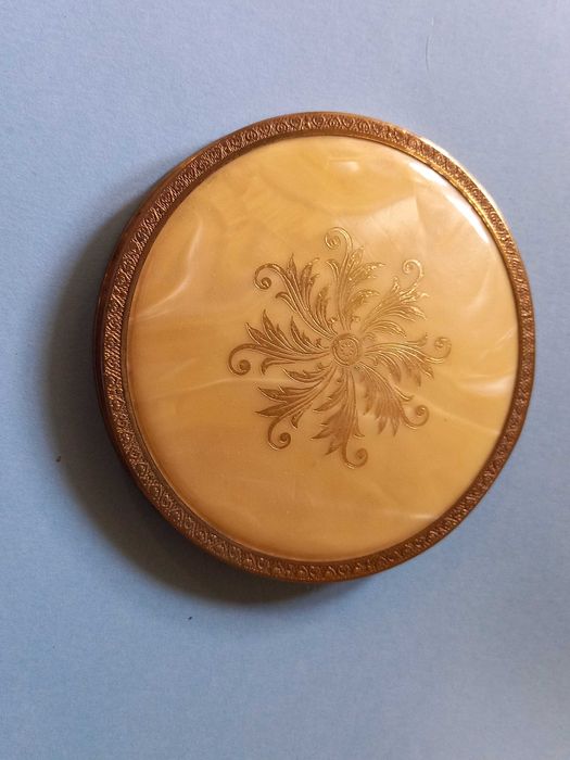 Lindissima caixa de pó de arroz, antiga.