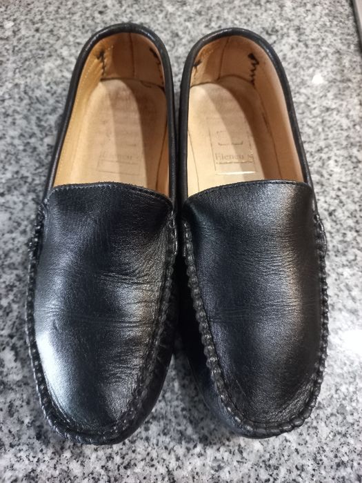 Sapatos pretos em pele