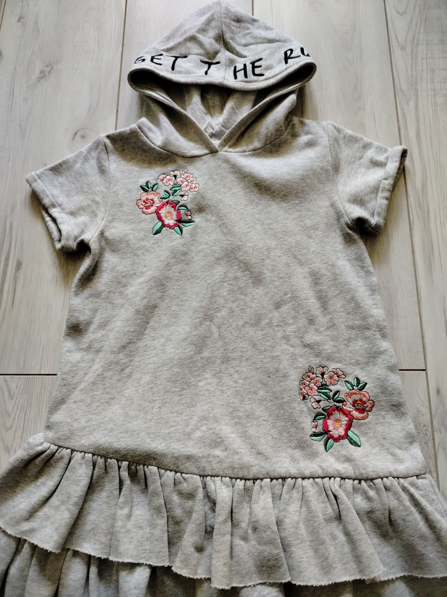 Szara dresowa sukienka z krótkim rękawem 110 116 z kapturem H&M