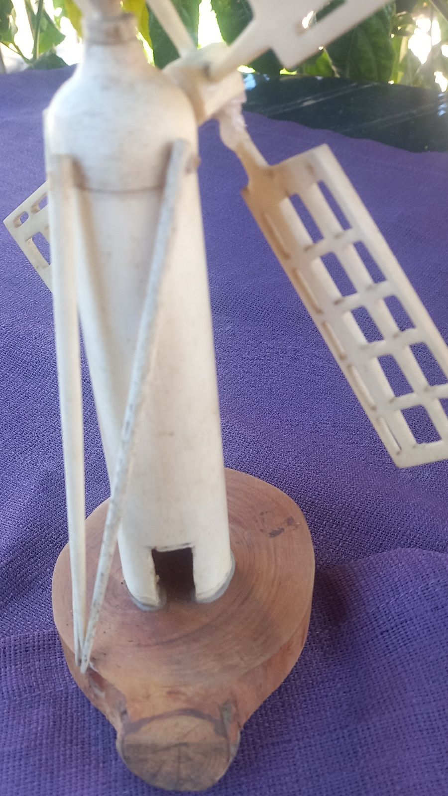 Antigo moinho de vento em osso e base de madeira maciça 12cm×9cm ,altu