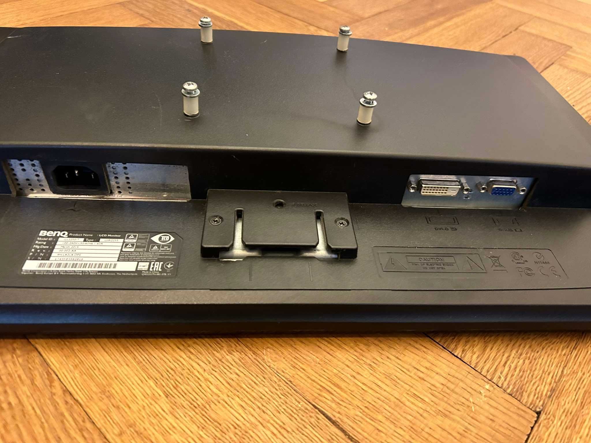 Monitor BenQ GW2255 z ramieniem North Bayou i akcesoriami