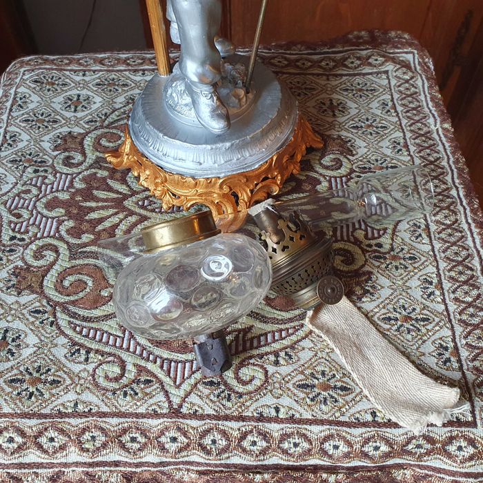 Sprawna figuralna lampa naftowa=MOREAU=ze stopów metali=wys.całk.80 cm