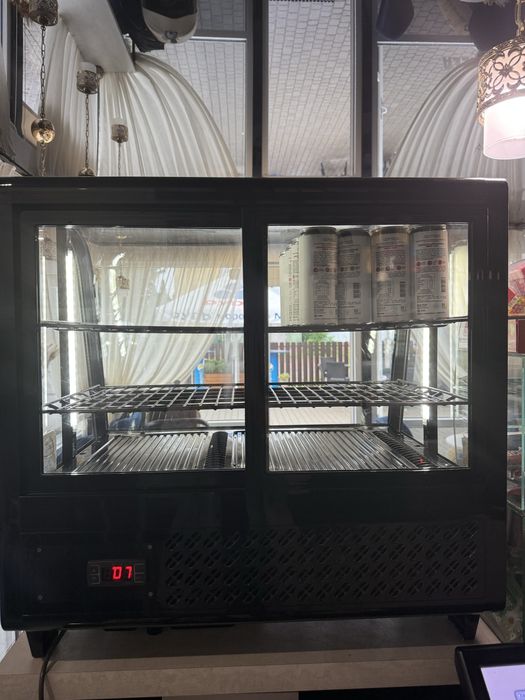 Кондитерська вітрина