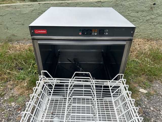 Máquina de lavar loiça / pratos semi-nova