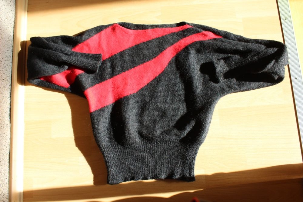 czarno-czerwony sweter moherowy