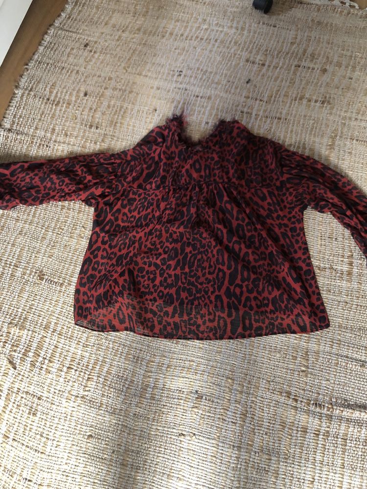 Top com transparencia padrao animal print