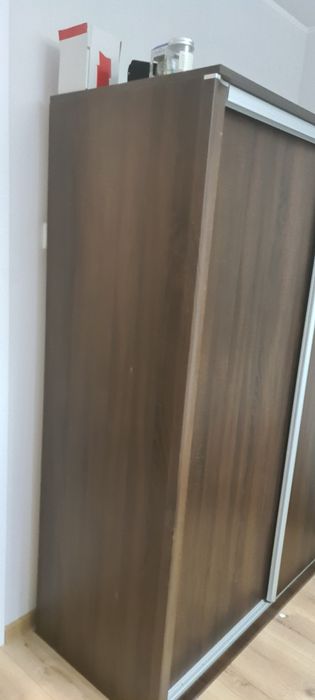 brązowa drewniana garderoba