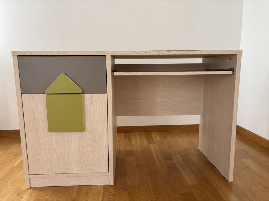 Biurko z zestawu „Strzałka”