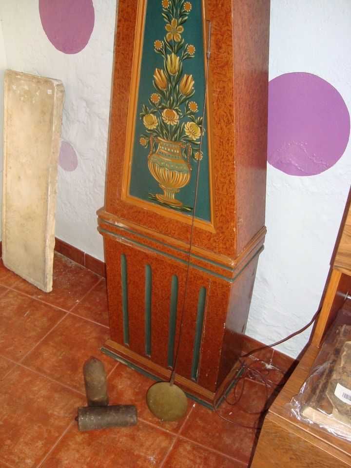 Relógio de madeira pintada do sec. XIX