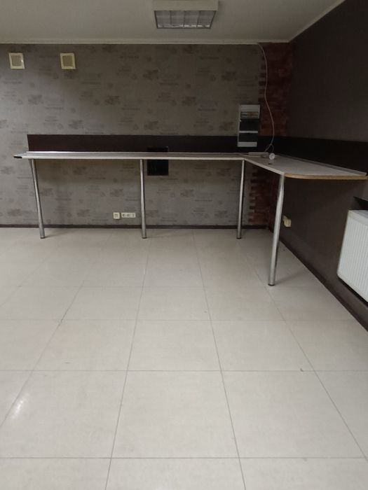 Стол угловой на хромированных опорах для кафе, бара, магазина