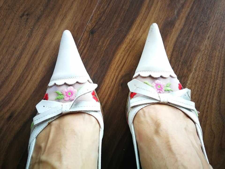 Sapatos abertos brancos com flores