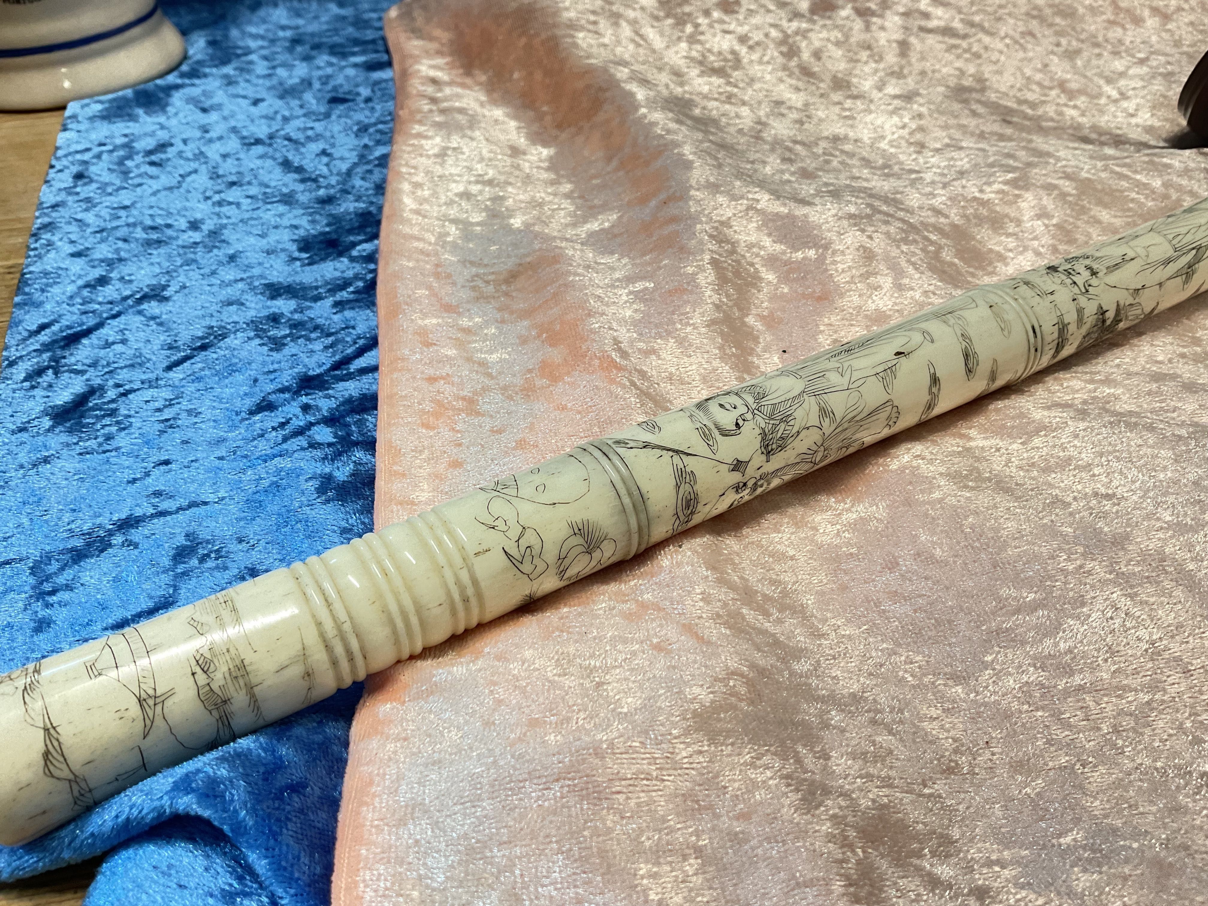 Cachimbo oriental em osso trabalhado com 49 cm