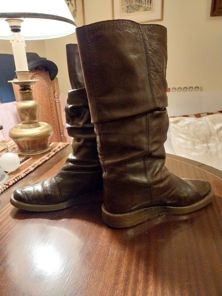 Trés pares de botas todas em pel  (castanha tam37/38 cada 15€s