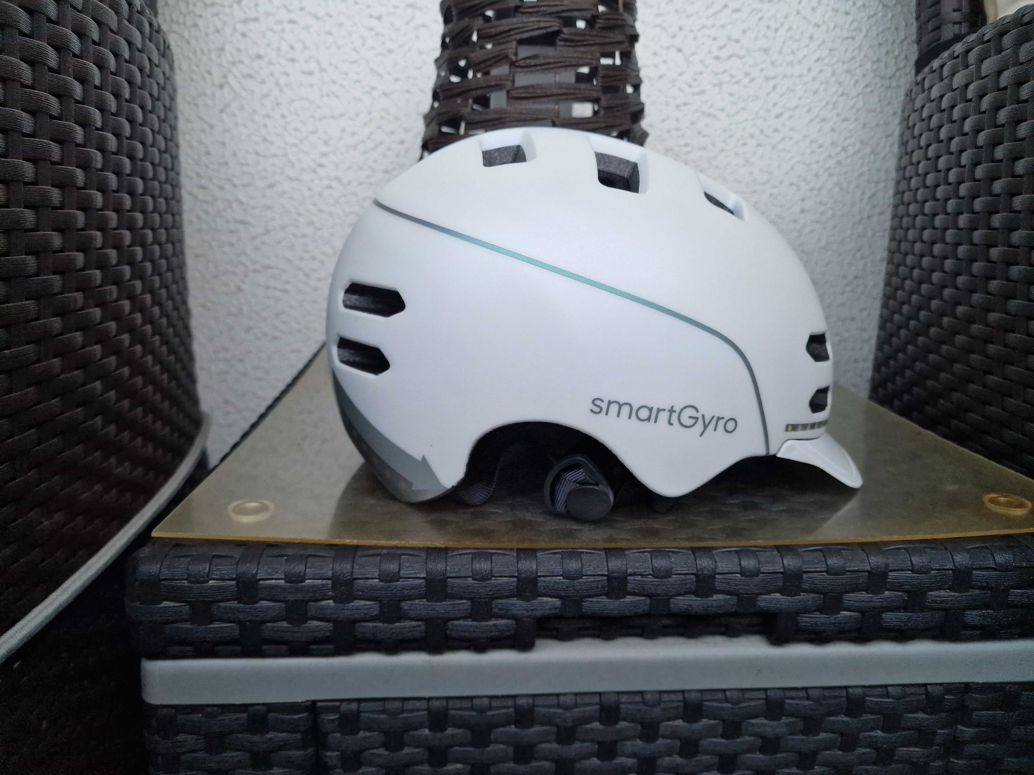 Capacete inteligente SmartGyro com luz de travagem automática