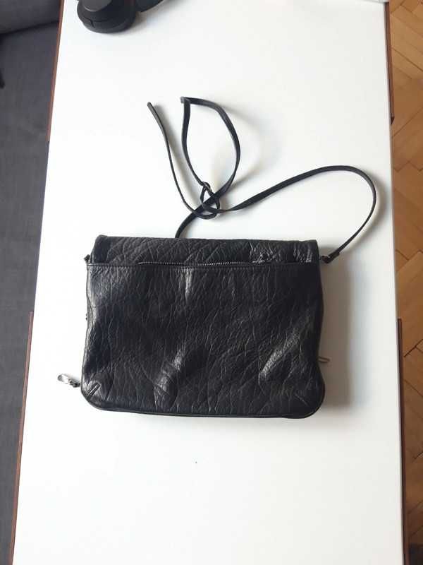 Czarna skórzana torebka kopertówka Gino Rossi