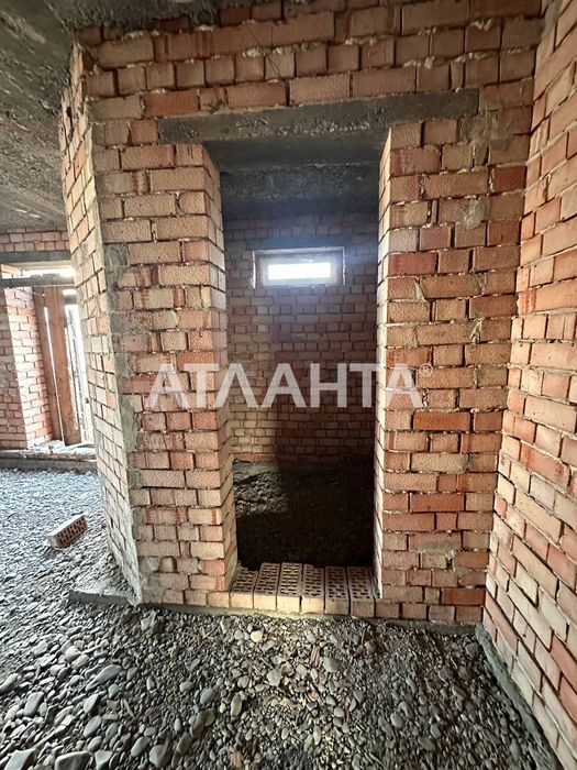 Двоповерховий будинок біля Чернівців