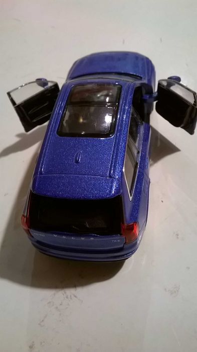 VOLVO XC 90 model wersja combi; skala 1:34; metalowo-plastikowy