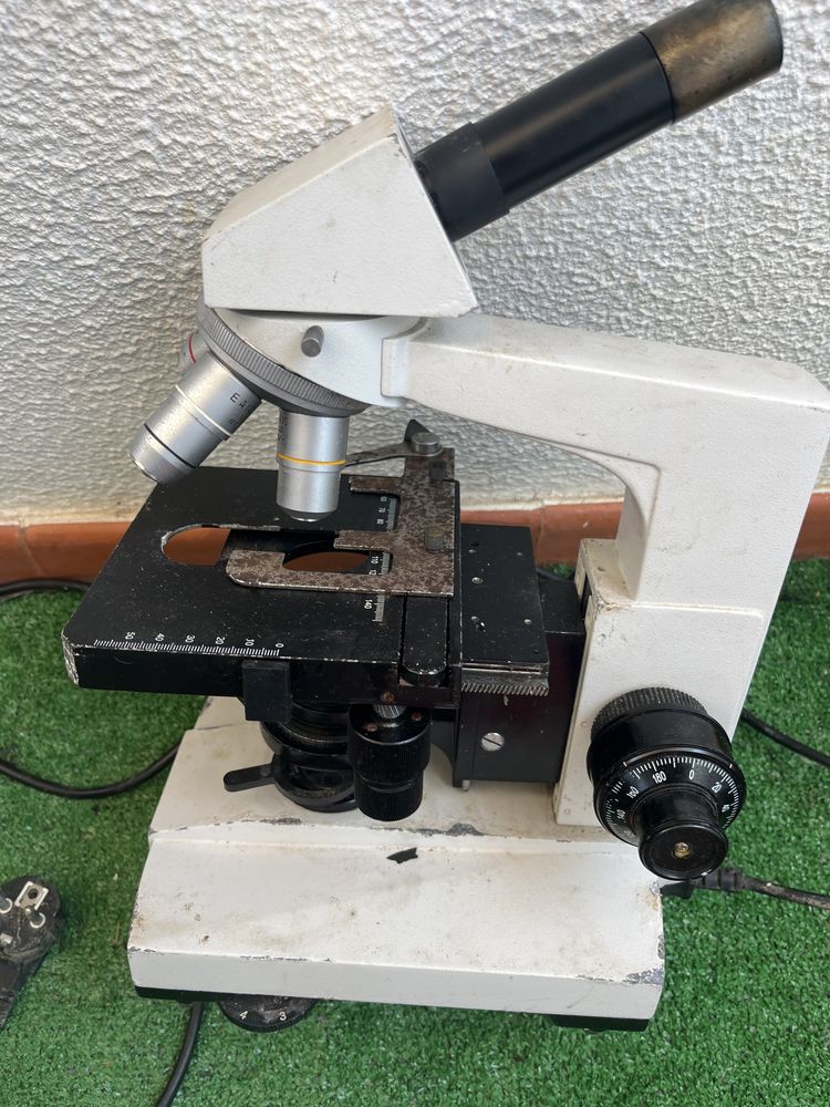 Microscópio antigo