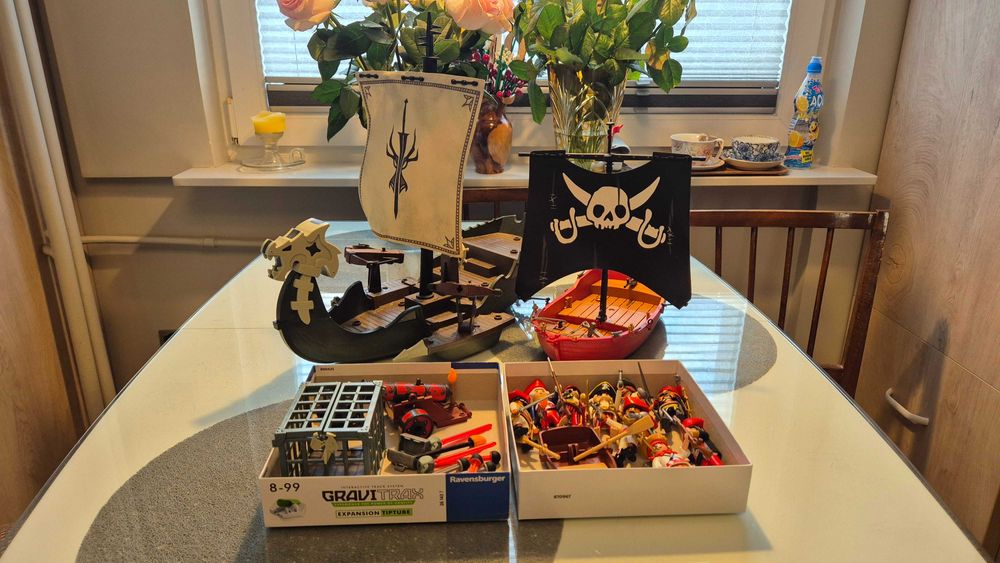 Zestaw figurek playmobil: Piracka odyseja - DWA STATKI i Piraci.
