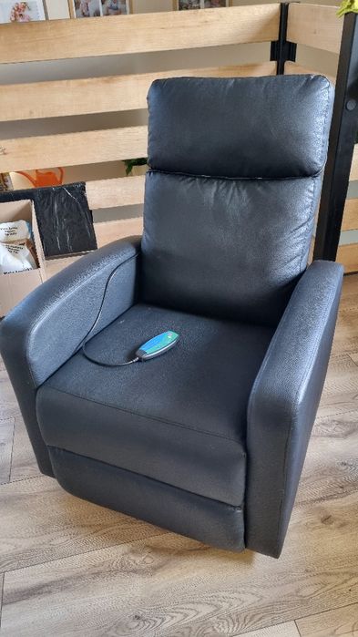 Rozkładany fotel z funkcją masażu