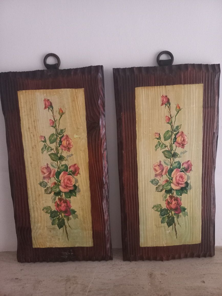 Dois quadros em madeira, decorativos e assinados.