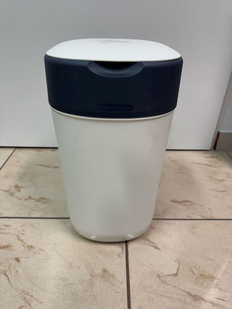 Kosz na pieluchy Tommee Tippee Twist & Click biały, higieniczny