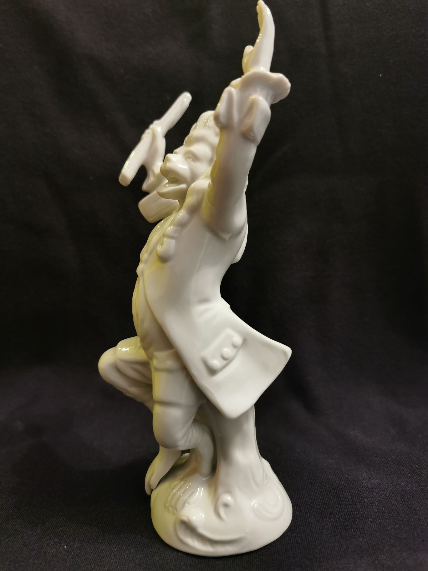 Figurka porcelanowa małpi dyrygent