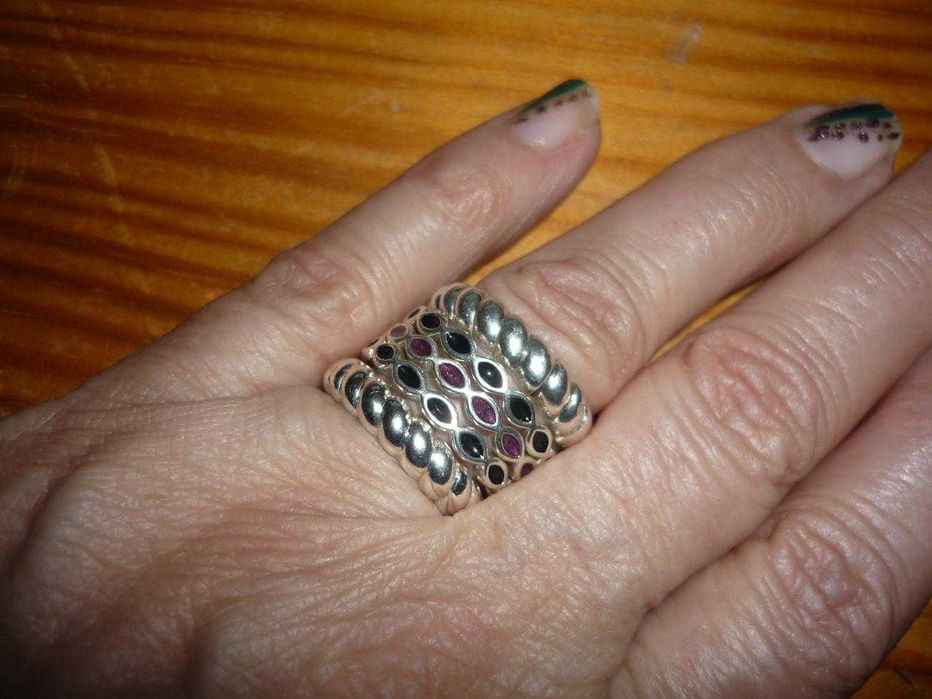 Anel Pandora original de prata e esmalte preto nº 50